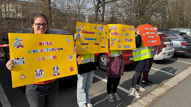 Sch&uuml;ler des Gymnasiums Herzogenaurach und der Wilhelm-Pfeffer-Schule  demonstrieren gegen Eltern, die ihre Spr&ouml;sslinge bis zum Schultor kutschieren.