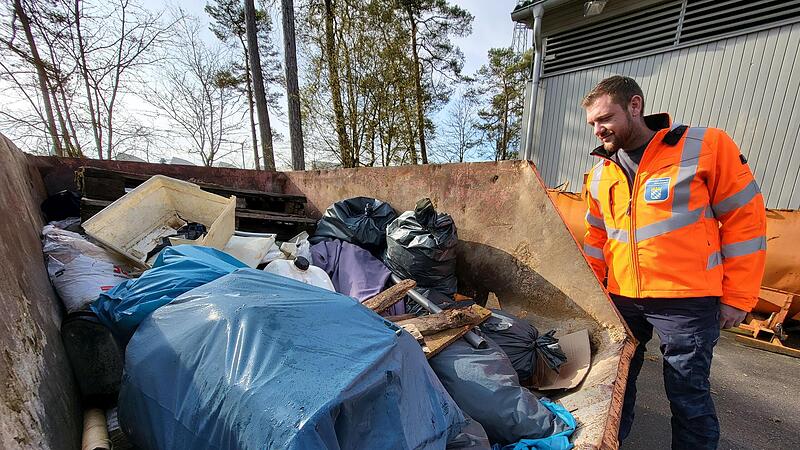 Benjamin Schießer schaut ratlos in den Container mit Abfall, den die Mitarbeiter der Straßenmeisterei Hammelburg im östlichen Landkreis dieser Tage an Straßenrändern, an Einfahrten oder Parkplätzen gesammelt haben.