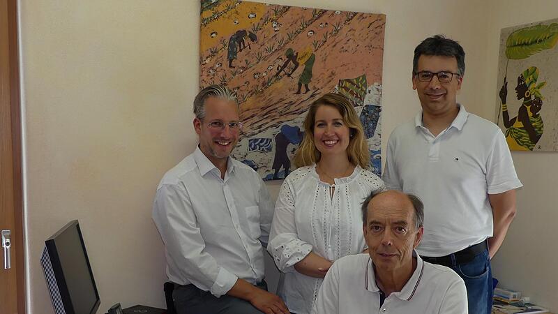 Vier Ärzte, zwei Praxen: Markus Holleber, Christina Holleber-Sobtzick und Dominik Lemmerich unterstützen seit dem 1. Juli Dr. Horst Michl (vorne). Der Hausarzt von Ebenhausen bleibt seinen Patienten in der Praxis erhalten, wird allerdings ein weni... Vier Ärzte, zwei Praxen: Markus Holleber, Christina Holleber-Sobtzick und Dominik Lemmerich unterstützen seit dem 1. Juli Dr. Horst Michl (vorne). Der Hausarzt von Ebenhausen bleibt seinen Patienten in der Praxis erhalten, wird allerdings ein weni...