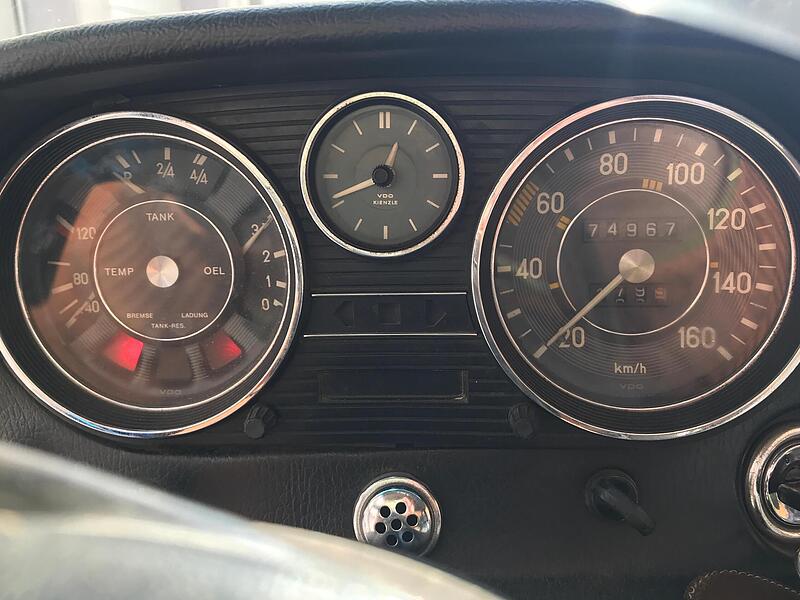 So schlicht und elegant kann eine Instrumententafel aussehen. Diese stammt aus dem Jahr 1973, in dem der Mercedes-Benz 220&nbsp;D gebaut wurde.