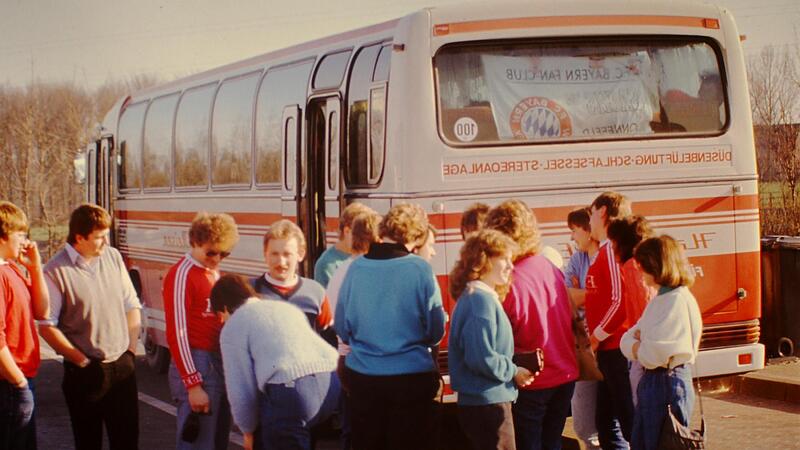 An die ersten Busfahrten des Fanclubs erinnert diese Aufnahme.