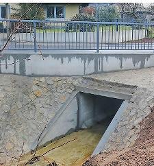 Der Durchlass des Marbachs unter der Seehofstraße in Garitz wurde komplett erneuert. Der Durchlass des Marbachs unter der Seehofstraße in Garitz wurde komplett erneuert.