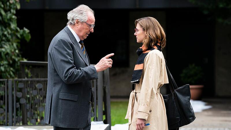 Christine Steffen (Svenja Jung) trifft bei ihrem Ausflug nach Bamberg zum ersten Mal auf ihren Opa Wilhelm Wenninger (Friedrich von Thun).