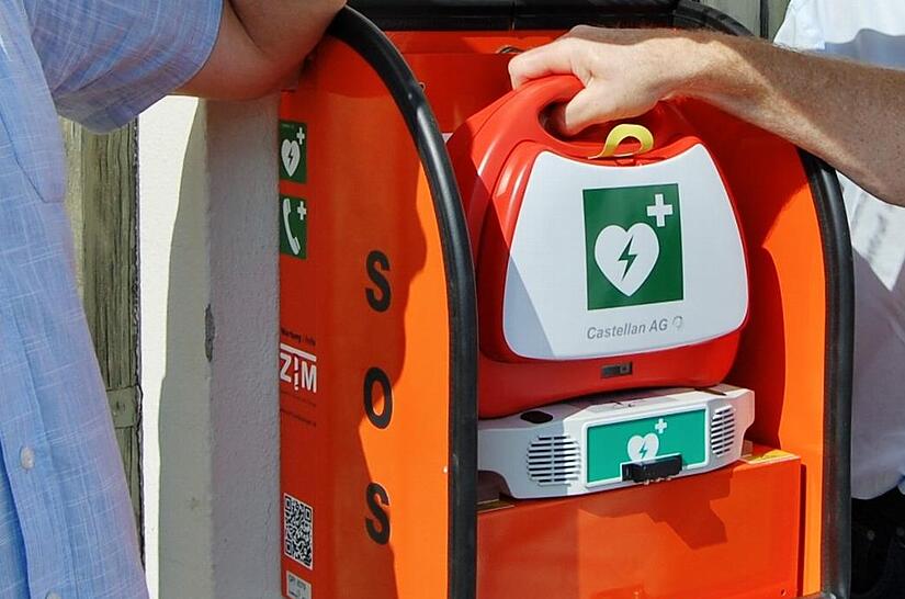Ein Defibrillator wie auf diesem Symbolbild kann Leben retten.