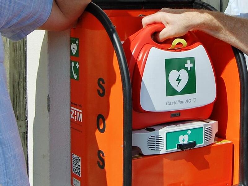 Ein Defibrillator wie auf diesem Symbolbild kann Leben retten. Ein Defibrillator wie auf diesem Symbolbild kann Leben retten.