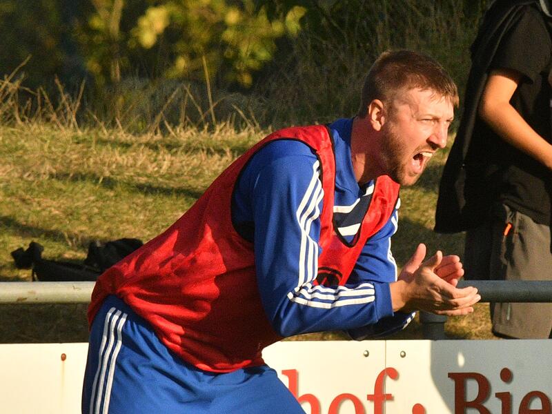 Mit vollem Einsatz dabei: Mitwitz-Trainer Dominic Fischer.
