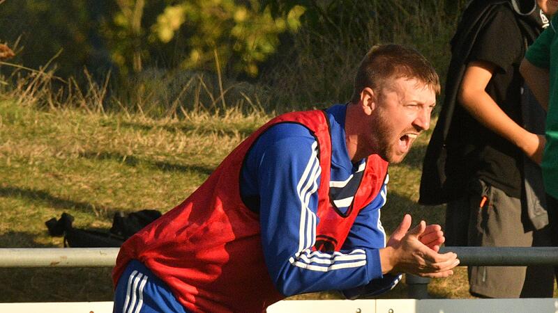 Mit vollem Einsatz dabei: Mitwitz-Trainer Dominic Fischer.