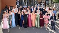 Die Absolventen der Fachoberschule Fränkische Schweiz präsentieren sich vor der Eggerbachhalle in Eggolsheim, in der die feierliche Zeugnisverleihung stattfand.Forchheim & Fränkische Schweiz Die Absolventen der Fachoberschule Fränkische Schweiz präsentieren sich vor der Eggerbachhalle in Eggolsheim, in der die feierliche Zeugnisverleihung stattfand.