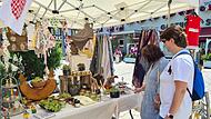 Viel Platz an den Ständen: Diese Besucherinnen aus der Oberpfalz bestaunen das Angebot auf dem Markt in Ebermannstadt.Forchheim & Fränkische Schweiz Viel Platz an den Ständen: Diese Besucherinnen aus der Oberpfalz bestaunen das Angebot auf dem Markt in Ebermannstadt.Forchheim & Fränkische Schweiz