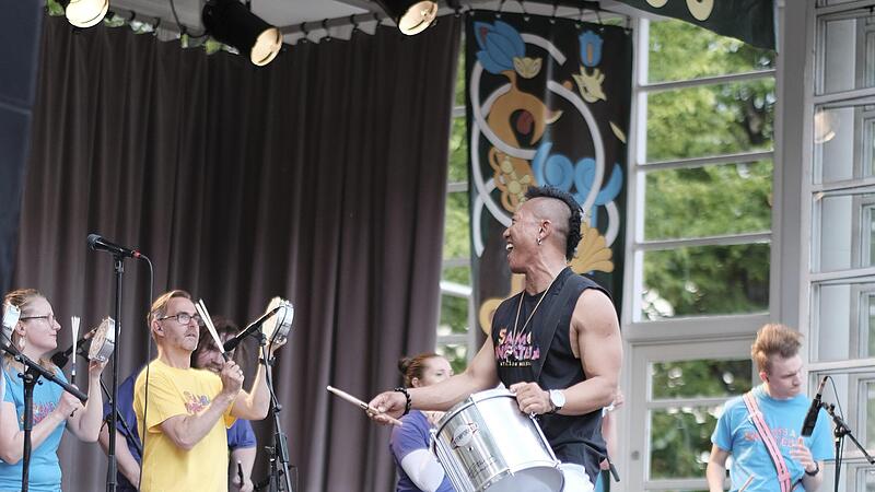 Idham &bdquo;Budi&ldquo; Budiman ganz in seinem Element: Bei der finnischen Gruppe &bdquo;Samba Sinestesia&ldquo; gibt er den Ton an.