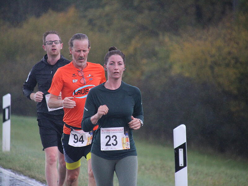 Trotz nasskaltem Herbstwetter lie&szlig;en sich die Sportler den Spa&szlig;  beim 38. Frankenwaldlauf der LG Ludwigschorgast nicht vermiesen.