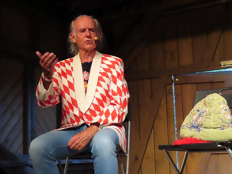 Klaus Karl-Kraus als B&uuml;hnenfigur. Privat schl&auml;gt sein Herz vor allem f&uuml;r American Football.