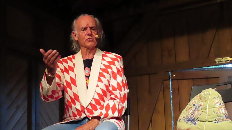 Klaus Karl-Kraus als B&uuml;hnenfigur. Privat schl&auml;gt sein Herz vor allem f&uuml;r American Football.