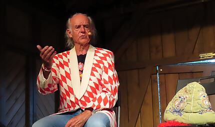 Klaus Karl-Kraus als B&uuml;hnenfigur. Privat schl&auml;gt sein Herz vor allem f&uuml;r American Football.