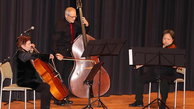 Ein außergewöhnliches Konzert brachte das Ensemble „Corda Profonda“ als drittes VHS-Musikring-Konzert in den Kreiskulturraum (von links): Renate Kubisch (Violoncello), Dietmar Engels (Kontrabass) und Zhou Lu (Bratsche).