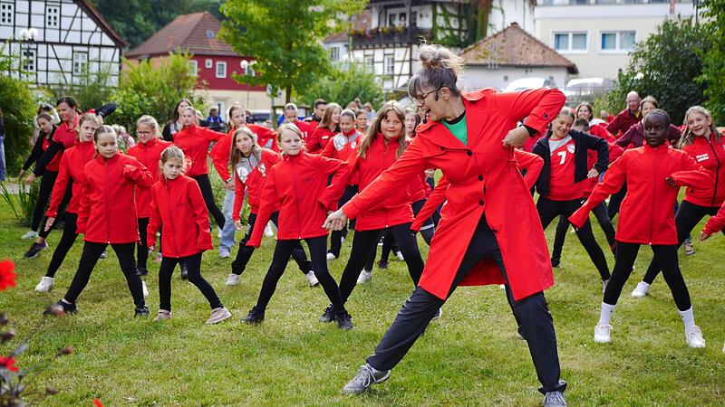 Tanz-Flashmob im Siebener-Park Bad Brückenau. Tanz-Flashmob im Siebener-Park Bad Brückenau.