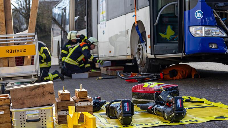Ein Radler ist unter die Räder eines Omnibusses geraten und muss nun in der Übung gerettet werden.