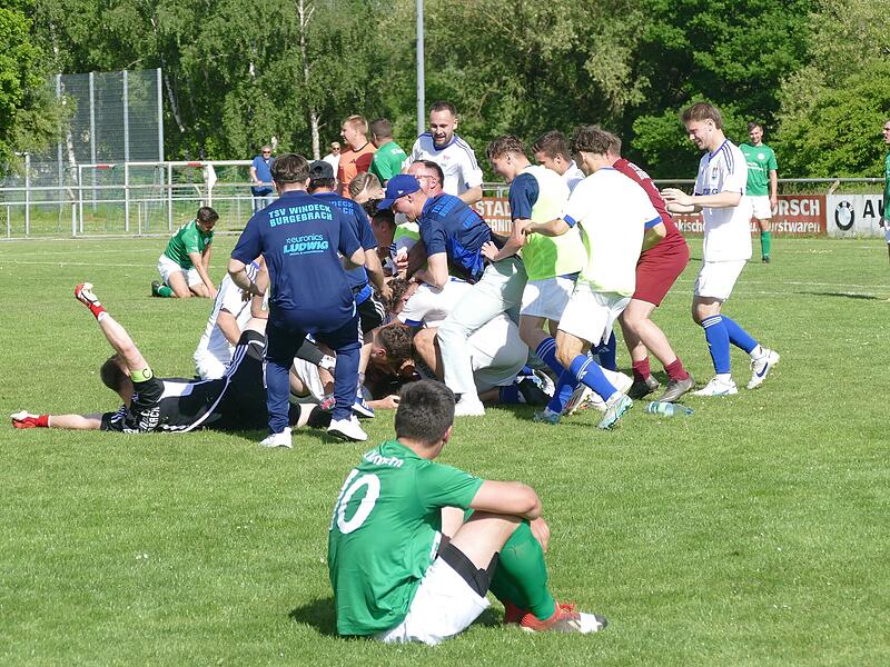 Der TSV Burgebrach bejubelt den Meistertitel in der Bezirksliga Oberfranken West nach dem 2:1 in Kemmern.TSV Burgebrach: Meister Bezirksliga West 2024/25 Der TSV Burgebrach bejubelt den Meistertitel in der Bezirksliga Oberfranken West nach dem 2:1 in Kemmern.