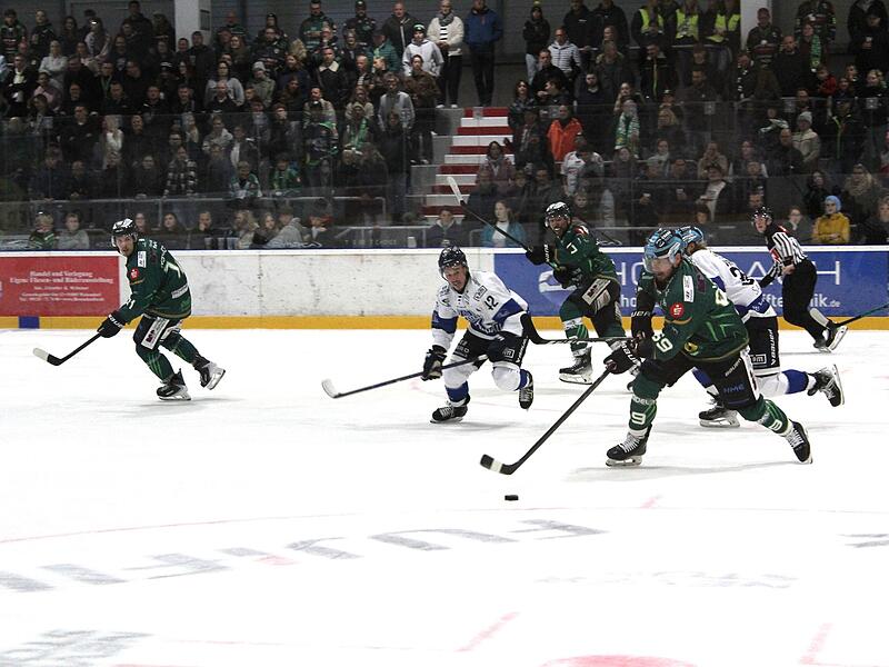 Drei Shorthander f&uuml;r H&ouml;chstadt, einer von Martin Vojcak (am Puck), dem Kapit&auml;n und Rekordspieler der Alligators.