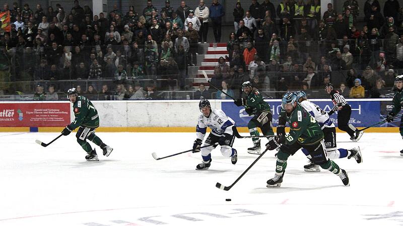 Drei Shorthander für Höchstadt, einer von Martin Vojcak (am Puck), dem Kapitän und Rekordspieler der Alligators. Drei Shorthander für Höchstadt, einer von Martin Vojcak (am Puck), dem Kapitän und Rekordspieler der Alligators.