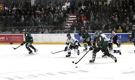 Drei Shorthander f&uuml;r H&ouml;chstadt, einer von Martin Vojcak (am Puck), dem Kapit&auml;n und Rekordspieler der Alligators.