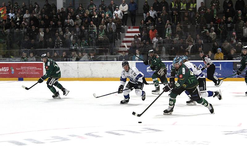 Drei Shorthander für Höchstadt, einer von Martin Vojcak (am Puck), dem Kapitän und Rekordspieler der Alligators. Drei Shorthander für Höchstadt, einer von Martin Vojcak (am Puck), dem Kapitän und Rekordspieler der Alligators.