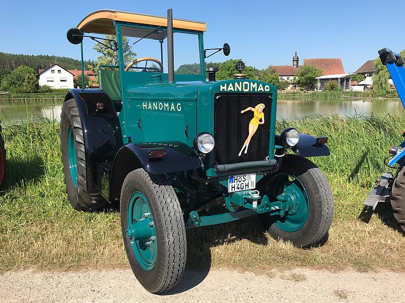1000 Jahre Ailsbach: Die Oldtimer gl&auml;nzten und tuckerten um die Wette