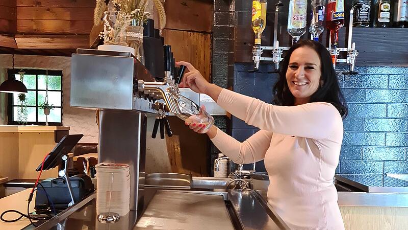 Suzan Vogler hat f&uuml;nf Zapfh&auml;hne in der Kneipe &ndash; einer ist f&uuml;r besondere Bieraktionen.Forchheim & Fr&auml;nkische Schweiz