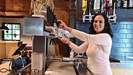 Suzan Vogler hat fünf Zapfhähne in der Kneipe – einer ist für besondere Bieraktionen.Forchheim & Fränkische Schweiz Suzan Vogler hat fünf Zapfhähne in der Kneipe – einer ist für besondere Bieraktionen.Forchheim & Fränkische Schweiz