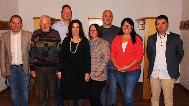 F&uuml;r 40- und 25-j&auml;hrige Mitgliedschaft w&uuml;rdigte der Sportverein f&uuml;nf Mitglieder mit der goldenen und silbernen Ehrennadel (von links) Vorstand Tobias Warter, G&uuml;nther Wahler, Vorstand Marco Trompeter, Barbara Bauer, Daniela Koch, Bernd Kleinhenz, Ca...