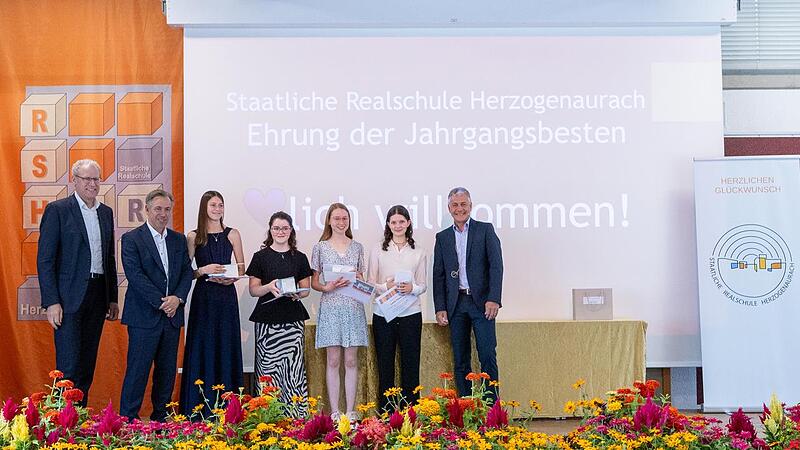 Die Abschlussbesten wurden in einer gesonderten Feierstunde geehrt. Leonie Ploetz, Monja Kowalski, Johanna D&ouml;rfler und Elisabeth Kugler freuen sich &uuml;ber die Anerkennung des Landrates, B&uuml;rgermeisters und Schulleiters.