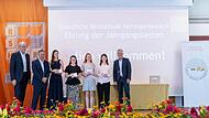 Die Abschlussbesten wurden in einer gesonderten Feierstunde geehrt. Leonie Ploetz, Monja Kowalski, Johanna Dörfler und Elisabeth Kugler freuen sich über die Anerkennung des Landrates, Bürgermeisters und Schulleiters.
