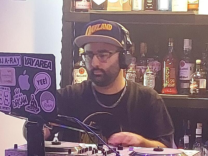 DJ A-Ray in der Shisha-Bar &bdquo;twentys&ldquo;