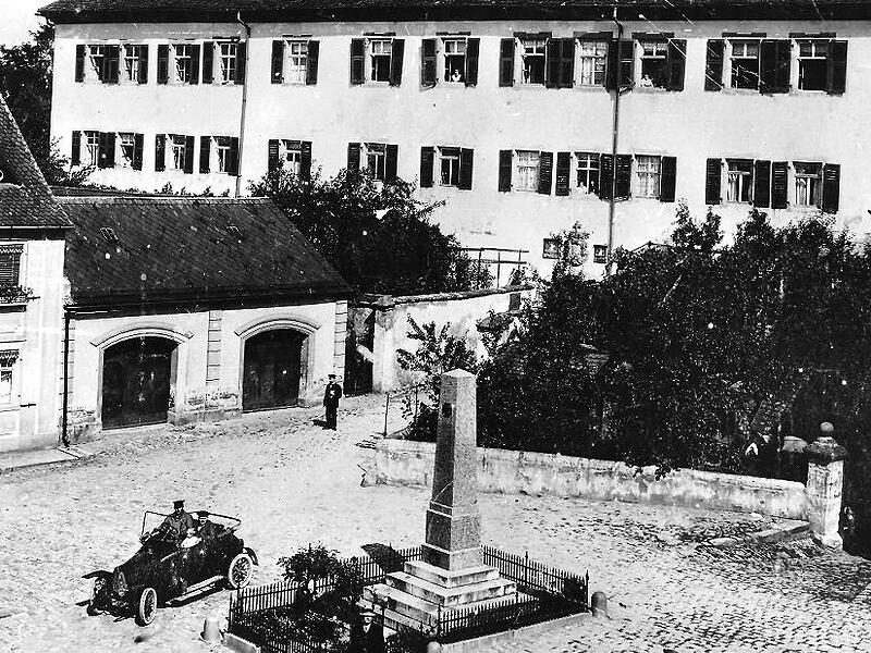 Das Postkartenbild zeigt den zweit&uuml;rigen Anbau am Dr.-W&ouml;lfel-Anwesen, wo die Feuerwehr Anfang der 1880er Jahre ihre Spritzen und Utensilien untergebracht hatte.