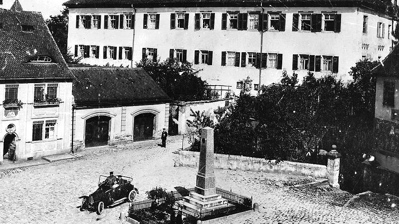 Das Postkartenbild zeigt den zweit&uuml;rigen Anbau am Dr.-W&ouml;lfel-Anwesen, wo die Feuerwehr Anfang der 1880er Jahre ihre Spritzen und Utensilien untergebracht hatte.