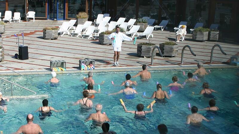 In der Obermain-Therme reservieren immer wieder Badeg&auml;ste stundenlang Liegen durch das Ausbreiten ihrer Handt&uuml;cher, obwohl sie diese Liegen gar nicht benutzen.
