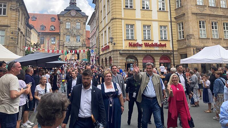 Söder und Huml auf dem Weg in die Sandstraße.