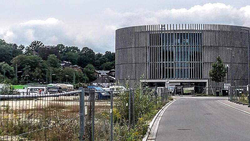 Hochbetrieb herrscht wenige Tage vor Probenbeginn beim Innenausbau der Ausweichspielst&auml;tte Globe: Die Brache links soll in gut einem Monat zumindest in eine provisorische Parkfl&auml;che verwandelt werden.