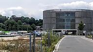 Hochbetrieb herrscht wenige Tage vor Probenbeginn beim Innenausbau der Ausweichspielstätte Globe: Die Brache links soll in gut einem Monat zumindest in eine provisorische Parkfläche verwandelt werden.