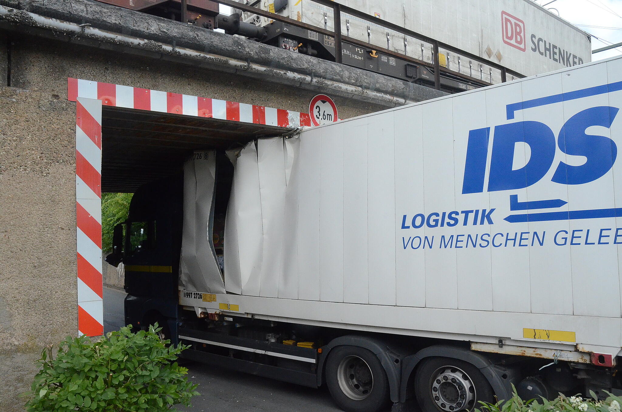Pressig Lkw steckt unter Eisenbahnbrücke fest
