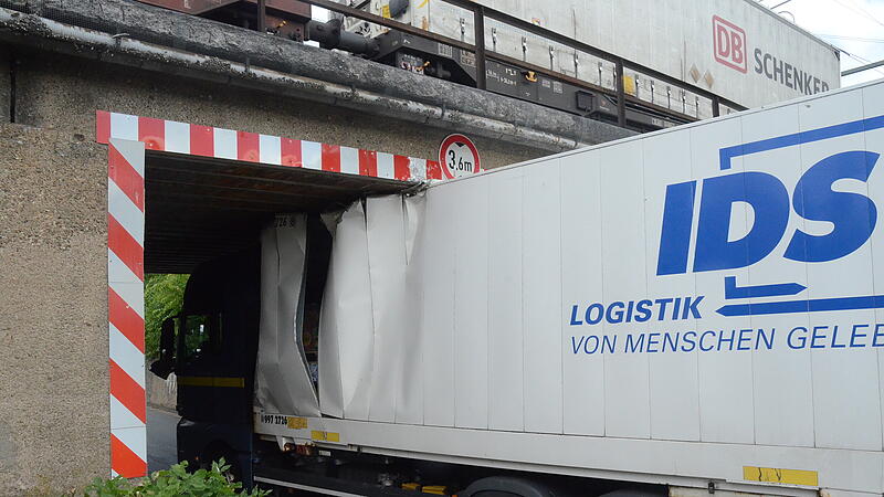 Ein Lkw blieb unter der Bahnbrücke Richtung Welitsch hängen. Ein Lkw blieb unter der Bahnbrücke Richtung Welitsch hängen.