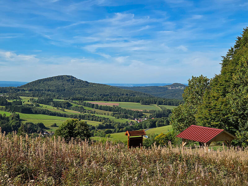 „Schöne Grüße vom Simmelsberg, mit Blick auf die Großen Nalle“, schickt eine Leserin im September.