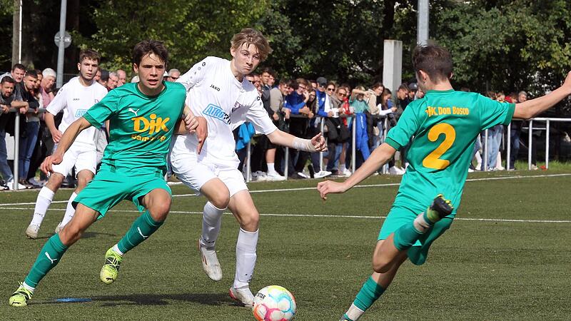 Einen Schritt zu sp&auml;t kommt der FCler Luca Peters (2.v.r.), dervon Pablo Sainz Jotz bedr&auml;ngt wird, David Bretterreich (r.) schl&auml;gt den Ball weit nach: Im U15-Stadtderby haben sich der FC Eintracht Bamberg und die DJK Don Bosco Bamberg am Samstag v...