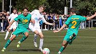 Einen Schritt zu sp&auml;t kommt der FCler Luca Peters (2.v.r.), dervon Pablo Sainz Jotz bedr&auml;ngt wird, David Bretterreich (r.) schl&auml;gt den Ball weit nach: Im U15-Stadtderby haben sich der FC Eintracht Bamberg und die DJK Don Bosco Bamberg am Samstag v...