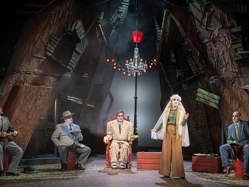In der Regie von Jasmin Sarah Zamani feierte &bdquo;Die Dreigroschenoper&ldquo; von Kurt Weill und Bert Brecht Premiere am Landestheater Coburg.