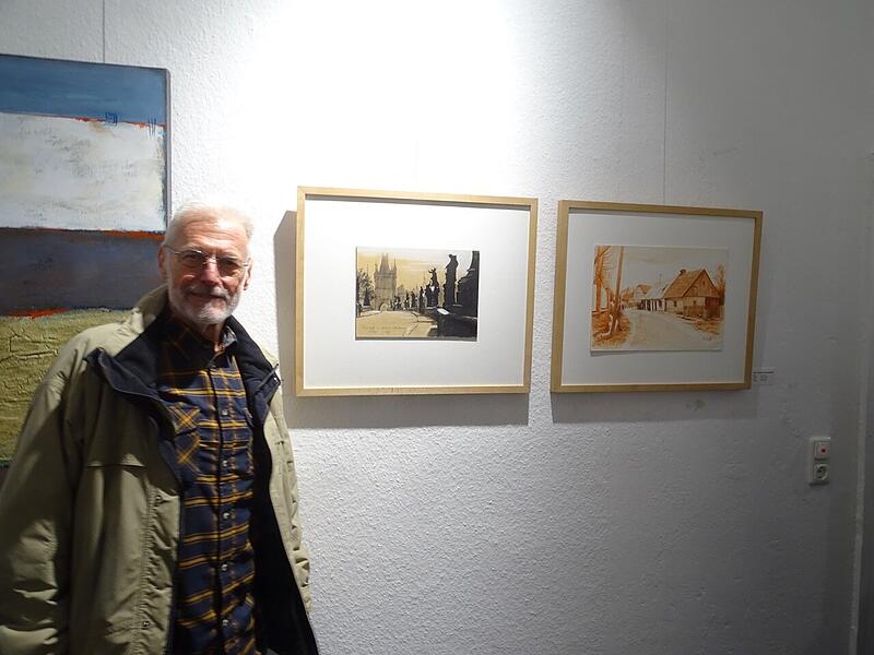 Ausstellungseröffnung Kunstgalerie Marion Kotyba Klaus Klein vor seinen Werken.