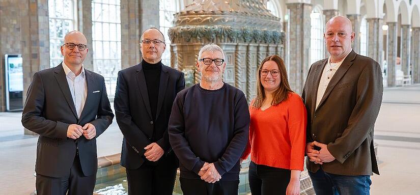 Oberbürgermeister Dirk Vogel (von links), der Leiter der Veranstaltungsabteilung der Staatsbad Bad Kissingen GmbH, Bruno Heynen, sowie (weiter von rechts) der Kurdirektor und Geschäftsführer der Bayerischen Staatsbad Bad Kissingen GmbH, Sebastian ... Oberbürgermeister Dirk Vogel (von links), der Leiter der Veranstaltungsabteilung der Staatsbad Bad Kissingen GmbH, Bruno Heynen, sowie (weiter von rechts) der Kurdirektor und Geschäftsführer der Bayerischen Staatsbad Bad Kissingen GmbH, Sebastian ...