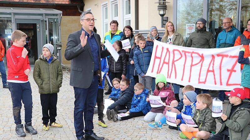 Bürgermeister Gerhard Bauer zeigte großes Verständnis für das Anliegen der Jugendlichen, den Hartplatz wieder für die Allgemeinheit zu öffnen, und erklärte vor dem Rathaus die Beweggründe, warum es zu der Schließung kam.Forchheim & Fränkische Schweiz