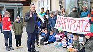Bürgermeister Gerhard Bauer zeigte großes Verständnis für das Anliegen der Jugendlichen, den Hartplatz wieder für die Allgemeinheit zu öffnen, und erklärte vor dem Rathaus die Beweggründe, warum es zu der Schließung kam.Forchheim & Fränkische Schweiz