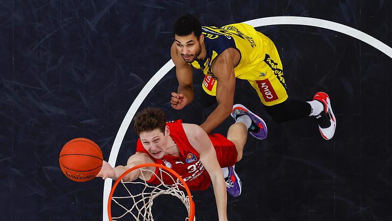 In dieser Situation aus dem Hinspiel kommt Kenny Ogbe (oben) gegen Patrick Heckmann zu sp&auml;t.